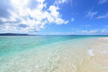 美しい沖縄のビーチと夏空