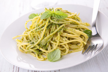 spaghetti and pesto sauce