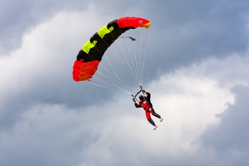Obraz na płótnie Canvas parachutist