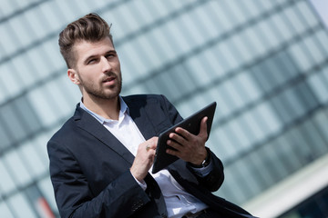 Junger Geschäftsmann mit tablet pc