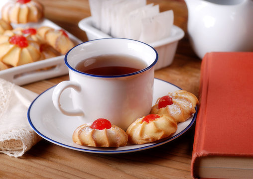 tazza di t&egrave; con pasticcini alla ciliegia