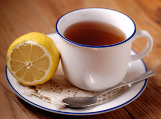 tè al limone nella tazza bianca