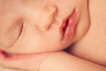Obraz premium Small delicate little mouth of newborn