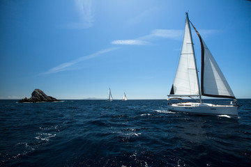 Obraz premium Sailing ship yachts in the sea.