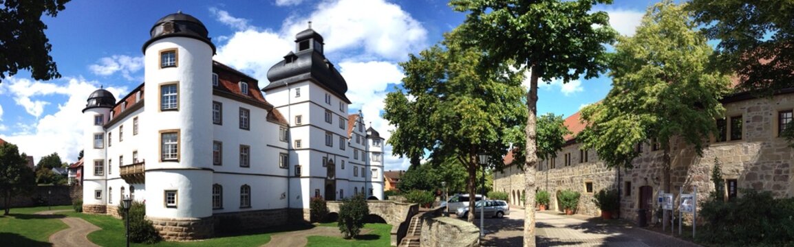 Panorama des Pfedelbacher Schlosses mit Marstallgeb&auml;ude