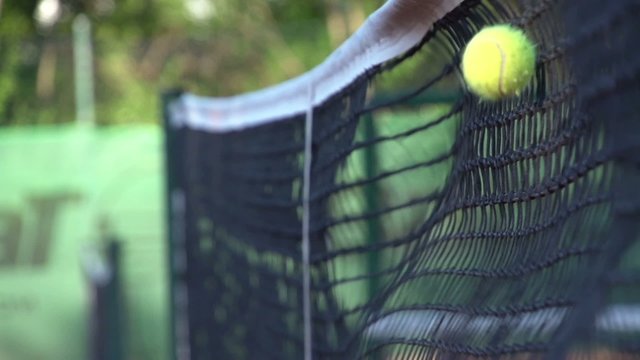Tennisball geht ins Netz - Zeitlupe
