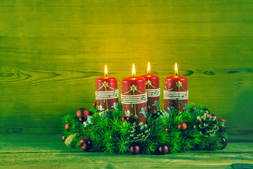 Adventskranz als Weihnachtskarte mit vier roten Kerzen