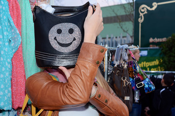 Frau beim Shopping auf Markt