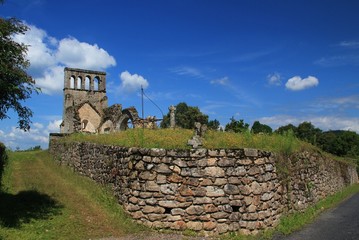 Eglise ruinée du vieux boug de Saint-Geniez-ô-Merle.(Corrèze)