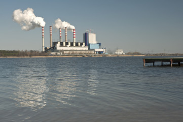 Elektrownia nad jeziorem