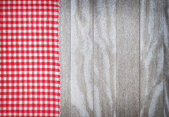 rot karierte Tischdecke auf Holztisch