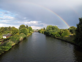 Regenbogen über einen Fluss in Berlin
