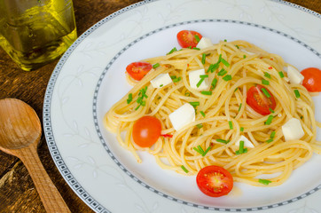 Spaghetti with cherry tomatoes and mozzarella