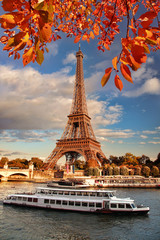 Naklejka premium Wieża Eiffla z łodzią na Sekwanie w Paryżu, Francja