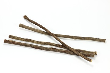 Süßholz isoliert auf weißem Hintergrund