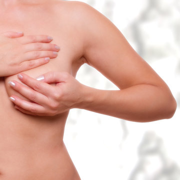 junge Frau beim scanenen der Brust