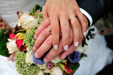 Obraz na płótnie Canvas bridal, bride, bouqet, flowers, hands, love, rings, wedding