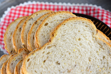 Vers meergranenbrood op een bord met servet
