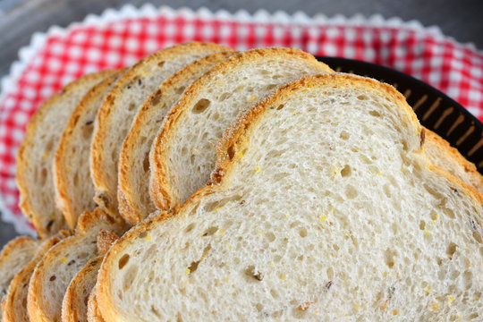 Vers meergranenbrood op een bord met servet