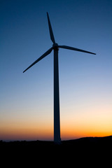 Fototapeta na wymiar Windturbine bei Sonnenuntergang