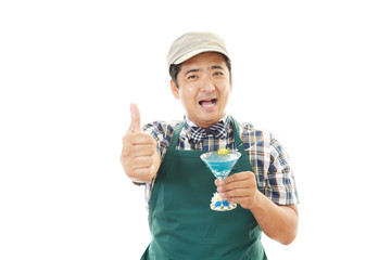 カクテルを運ぶ笑顔のウェイター