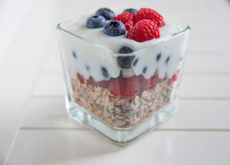 Geschichtetes Müsli mit Beeren im Glas