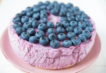 Eistorte mit Heidelbeeren