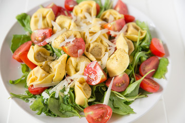 Tortellini mit Kräutern und Tomaten