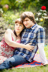 Naklejka premium young couple in garden