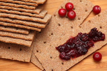 Crispbread with cranberry sauce
