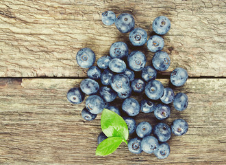 Obraz na płótnie Canvas fresh blueberries on wooden surface