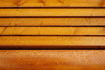 Hintergrund Holzschutzlack auf Echtholz bei Regenwetter