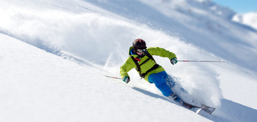Fototapeta na wymiar Skifahrer im Tiefschnee