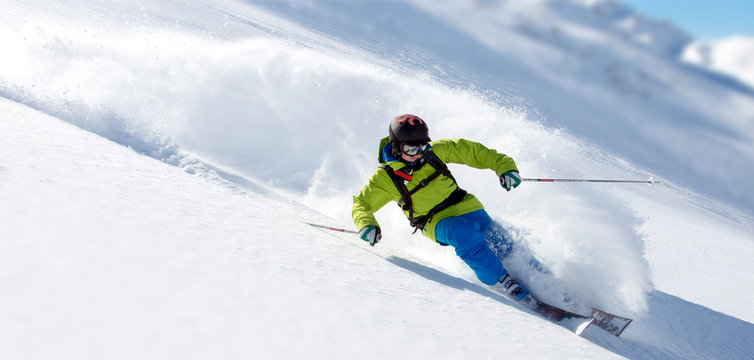 Skifahrer im Tiefschnee