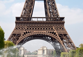 Fototapeta na wymiar Jet d'eau au pied de la Tour Eiffel (Paris France)