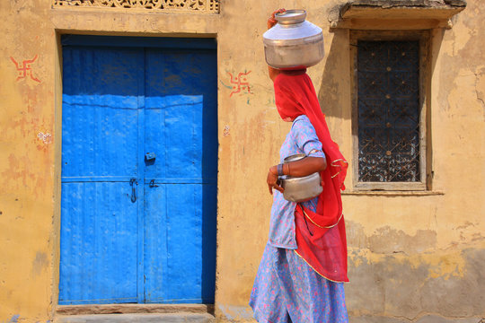 Porteuse d'eau du Rajasthan en Inde du nord