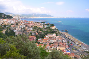 Fototapeta na wymiar przepiekny widok na vietri sul mare na wybrzeżu amalfi, włochy