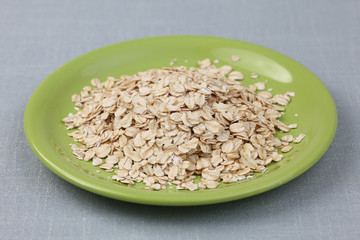 Rolled oats on a green plate