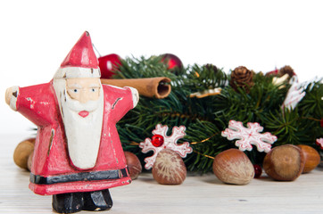 weihnachtsmann mit weihnachtsdeko