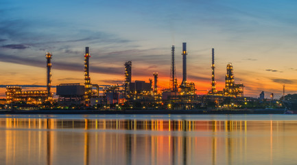 Obraz premium Oil refinery at twilight sky