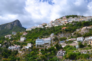 przepiękny widok miejscowości raito na wybrzeżu amalfi, włochy