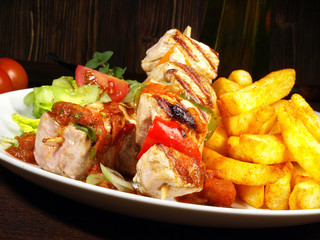 Schaschlik mit Pommes Frites