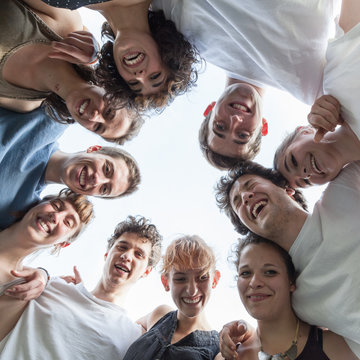 Gruppo di amici al parco