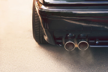 Dual exhaust pipe with smoke