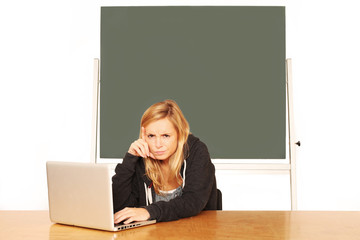 junge Lehrerin blickt genervt