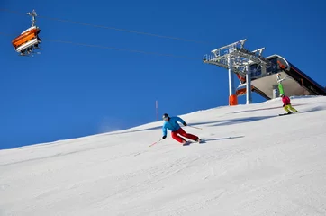 Fototapeten Skifahrer auf Piste und Sessellift © Andreas P