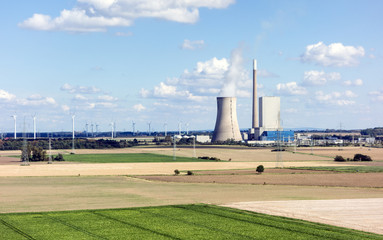 Kohlekraftwerk und Windenergieanlage