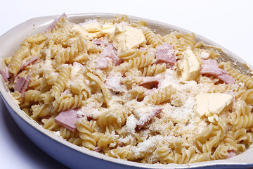 Nudelauflauf vor dem Backen