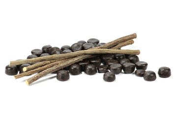 Lakritz mit Süßholz isoliert auf weißem Hintergrund
