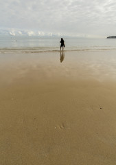 Mujer paseando por la orilla de la playa